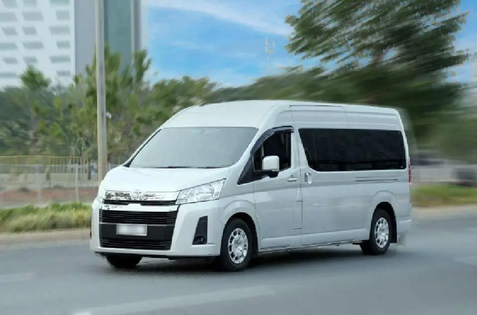 Harga sewa Hiace Commuter vs Premio
