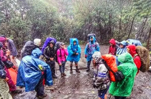 Camping keluarga Papandayan musim hujan