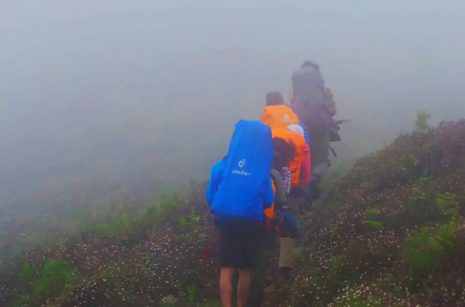 Mengatasi Cuaca Buruk saat camping di Papandayan