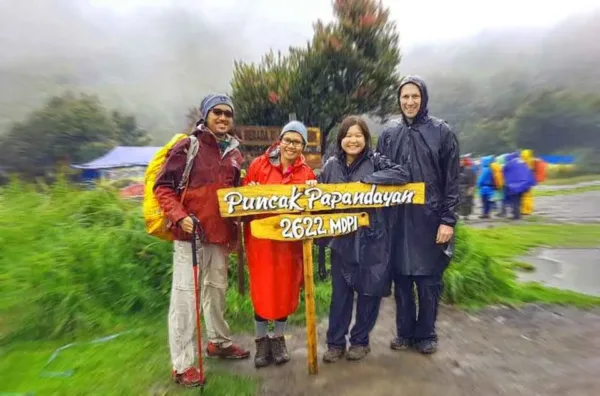Perlengkapan kemah Papandayan hujan