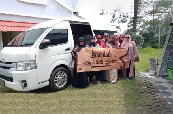 Sewa Hiace untuk liburan rombongan