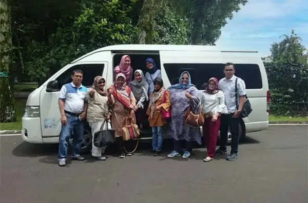 Sewa Hiace dengan sopir