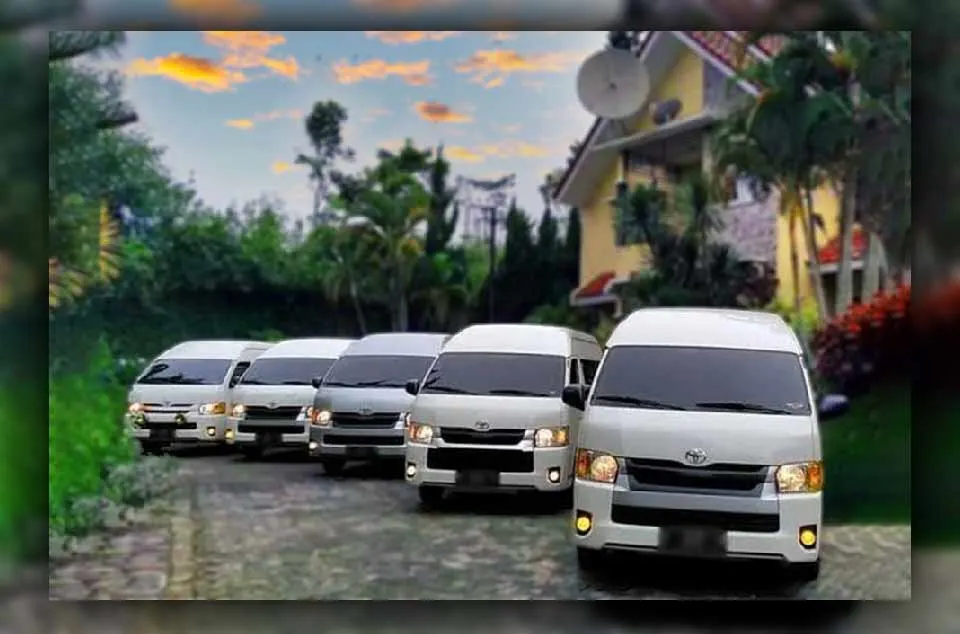 Sewa Hiace untuk Perjalanan Ziarah
