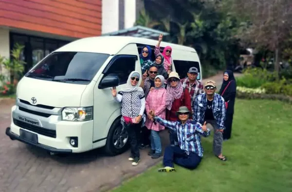 Sewa Hiace untuk liburan keluarga
