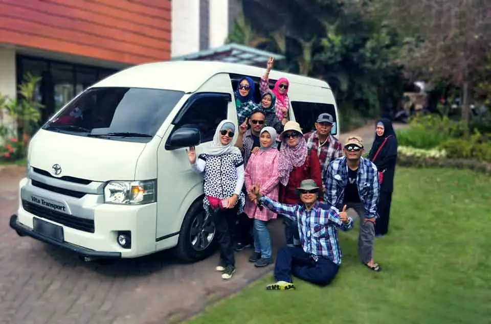 Sewa Hiace untuk liburan keluarga