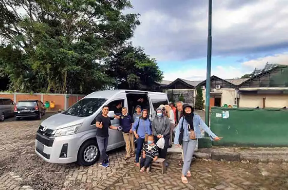 Harga sewa Toyota Hiace untuk liburan
