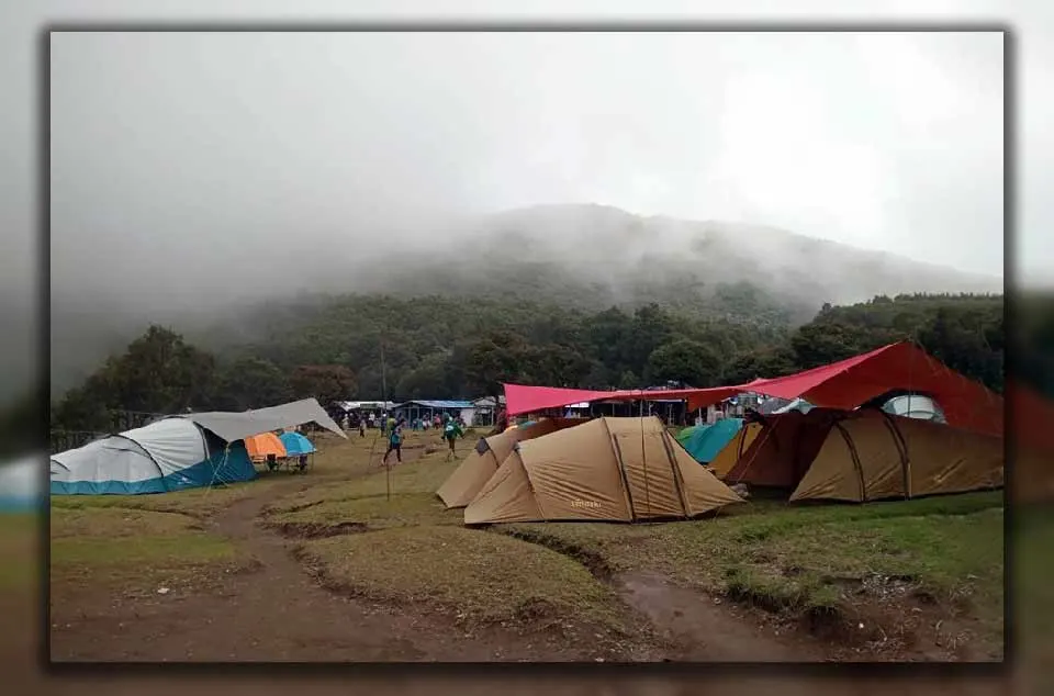 Spot Camping Terfavorit di Gunung Papandayan