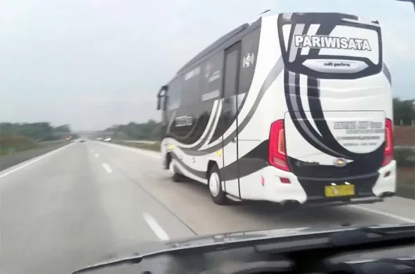 batas usia maksimal bus pariwisata Permenhub