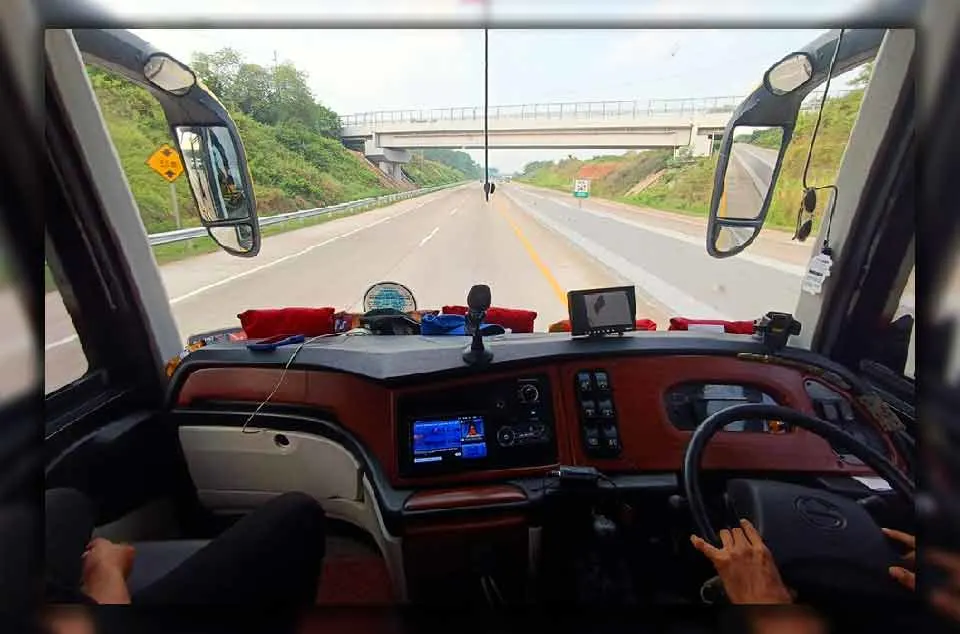 usia armada untuk Bus Pariwisata di Tangerang