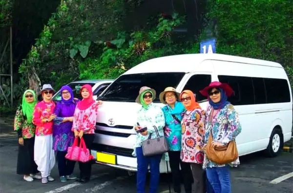 kelebihan dan kekurangan hiace vs elf