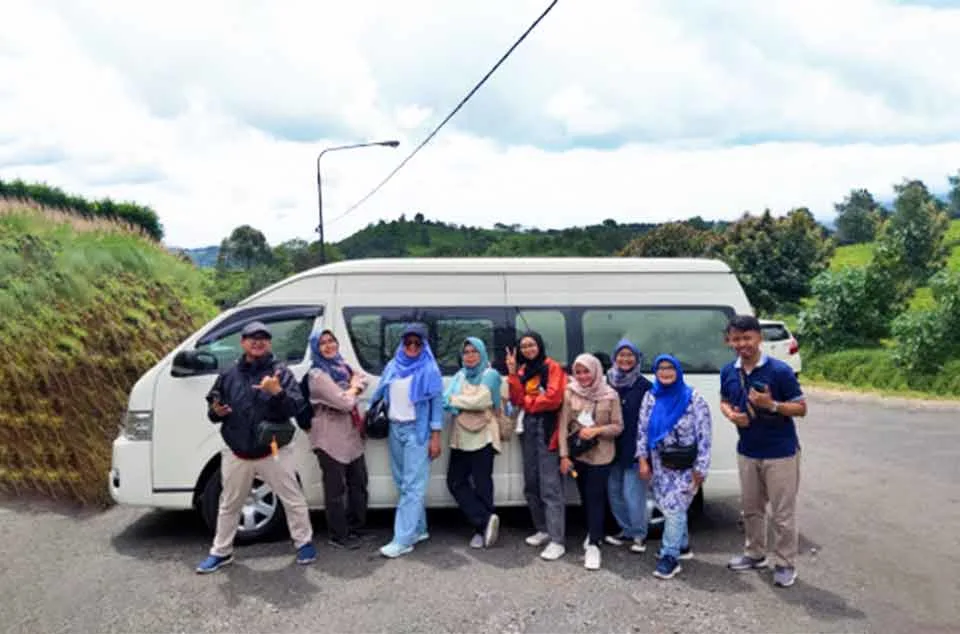 keuntungan menyewa hiace termasuk tour guide