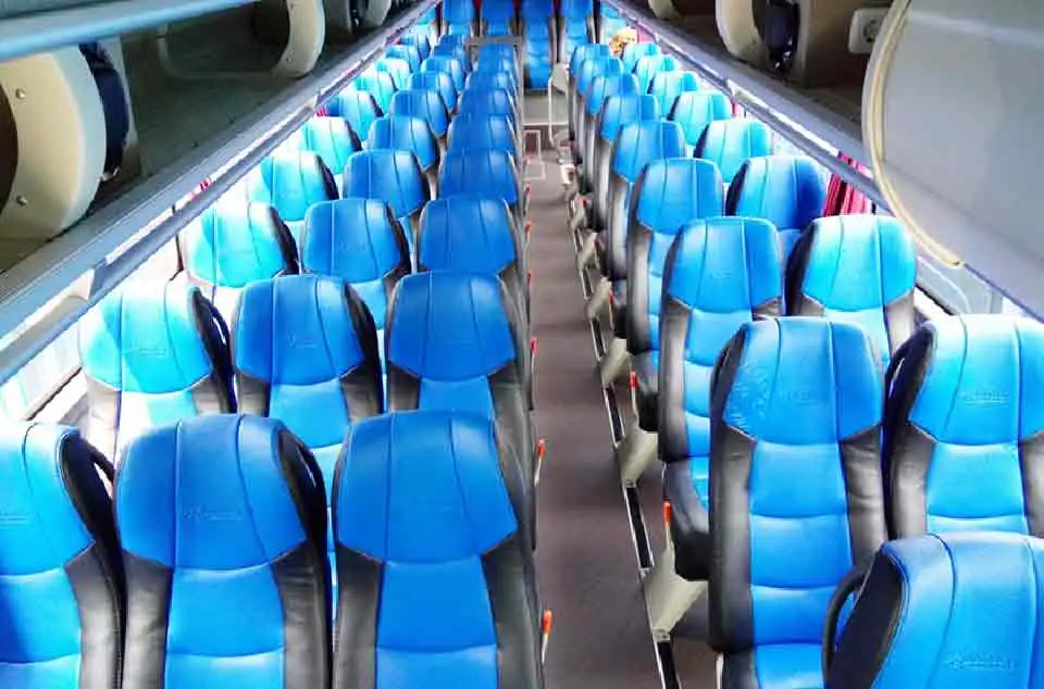 perbedaan kursi bus 2-2 dan 2-3