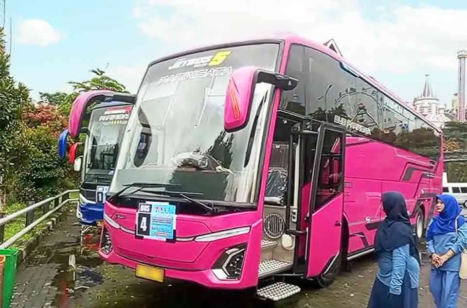 bahaya sewa bus pariwisata ilegal