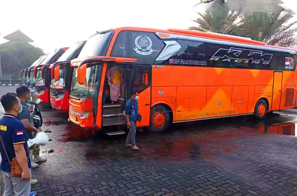 peraturan usia maksimal bus pariwisata DKI Jakarta