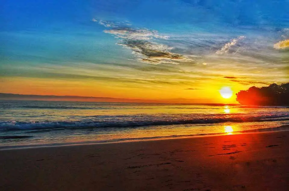 perbandingan fasilitas pantai di Pangandaran