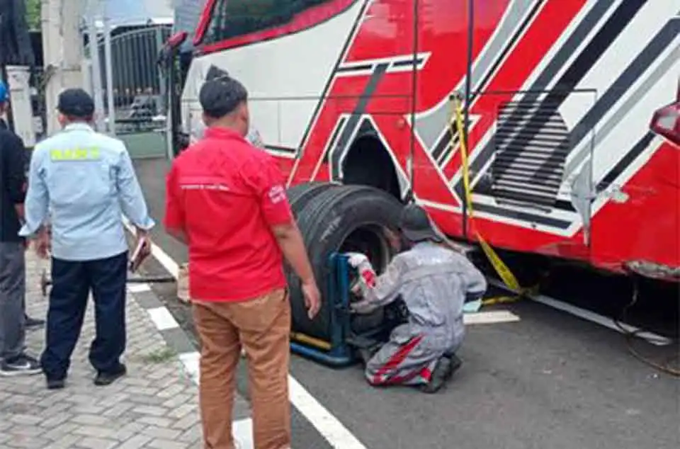 ramp check bus pariwisata di Puncak Bogor