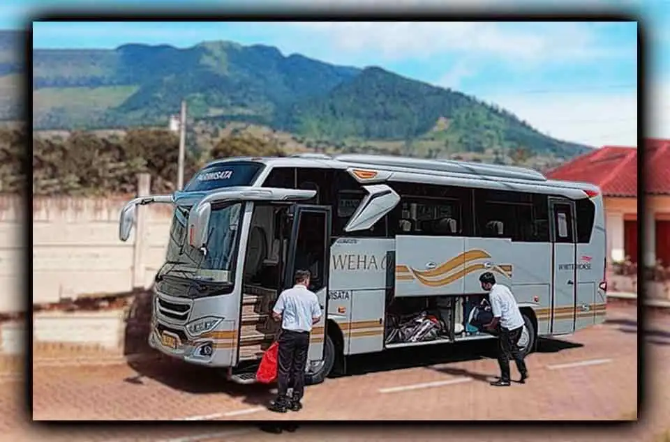Bus pariwisata Bekasi dengan Cool Box
