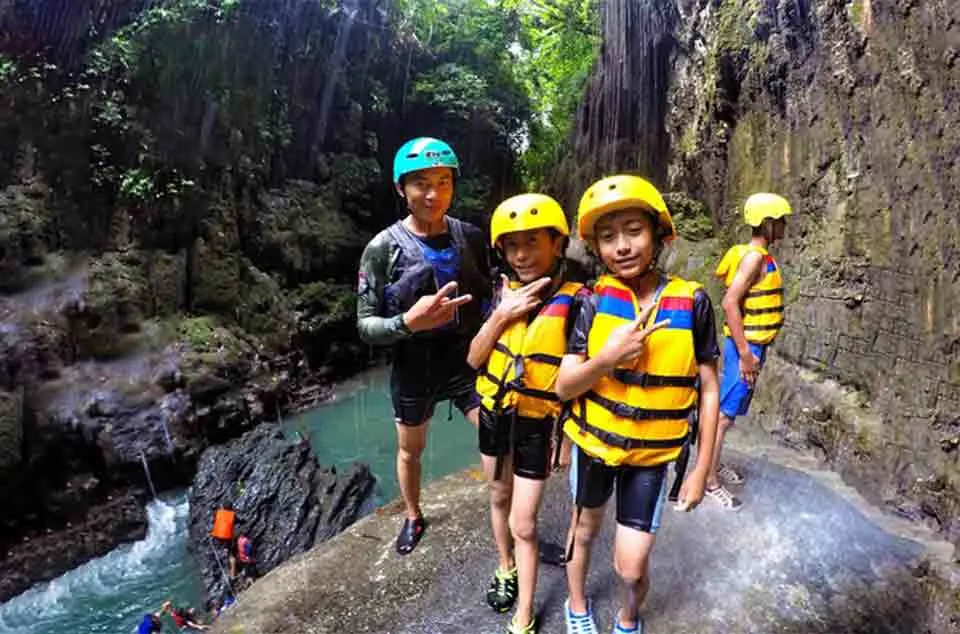 batas usia minimal anak untuk body rafting Green Canyon