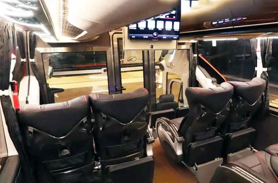 bus pariwisata Tangerang dengan sistem audio Hi-Fi