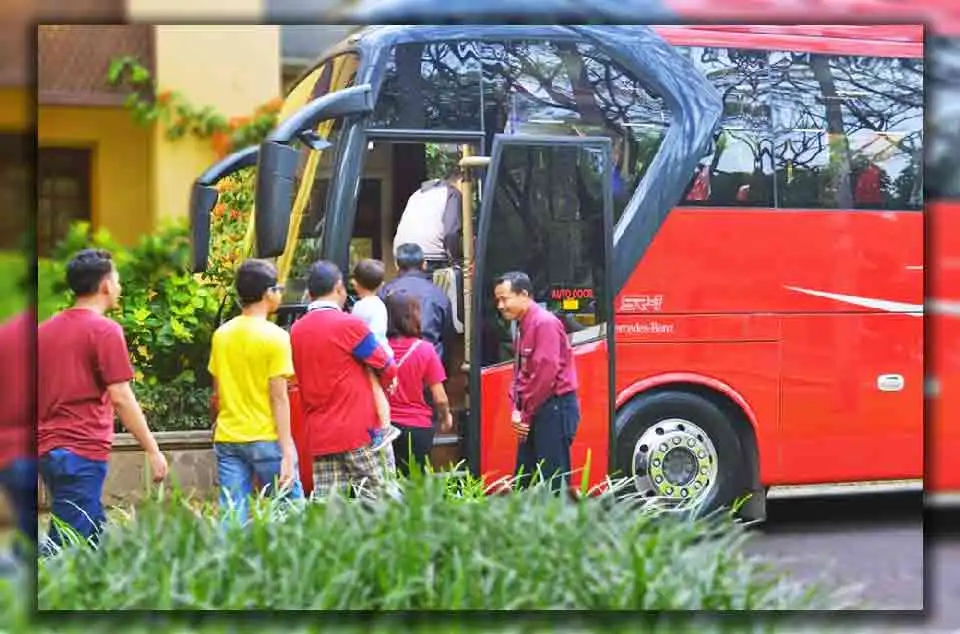 crew tambahan pada bus pariwisata mewah di Depok