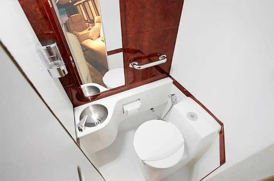 harga sewa bus di Bekasi fasilitas toilet bersih