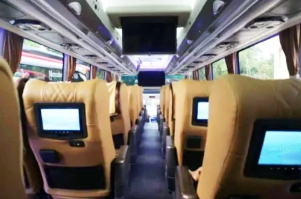 sewa bus di Bogor dengan layar pribadi