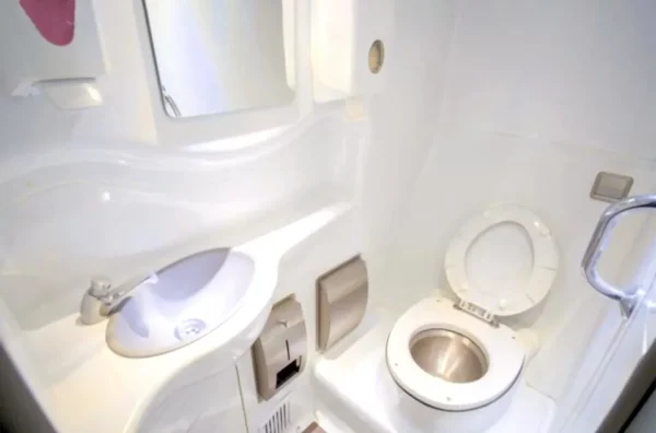 sewa bus di Jakarta dengan toilet bersih dan wangi