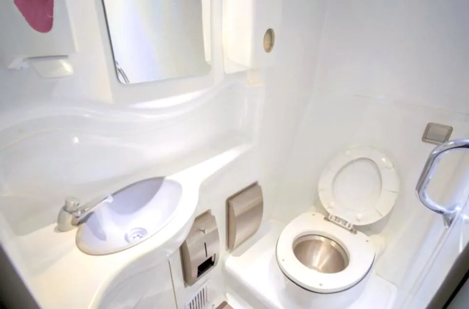 sewa bus di Jakarta dengan toilet bersih dan wangi