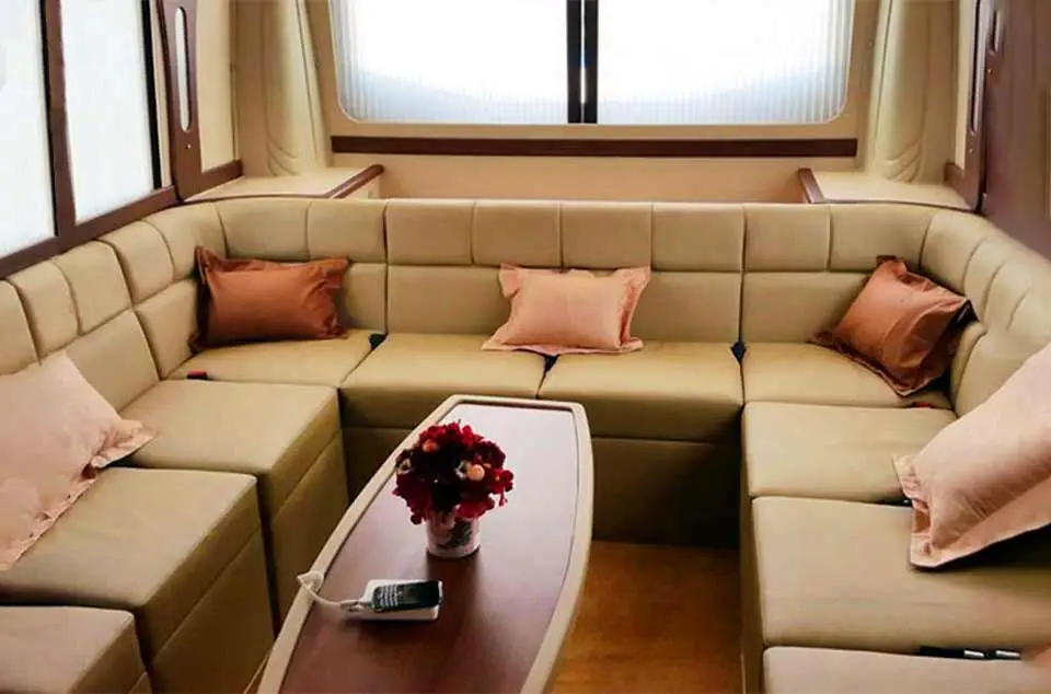 sewa bus double Cabin Depok untuk keluarga