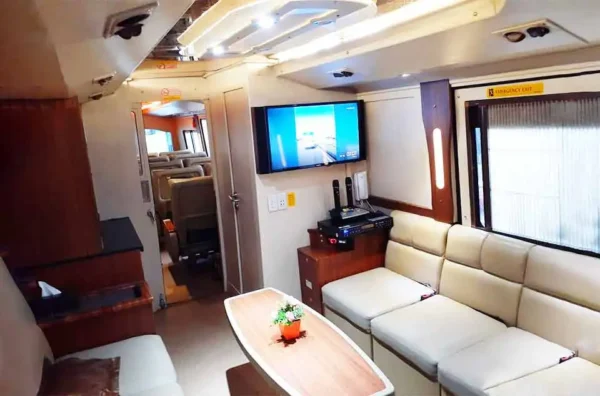 sewa bus double cabin Jakarta fasilitas karaoke
