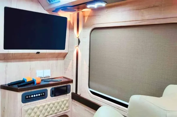 sewa bus luxury Bekasi fasilitas karaoke