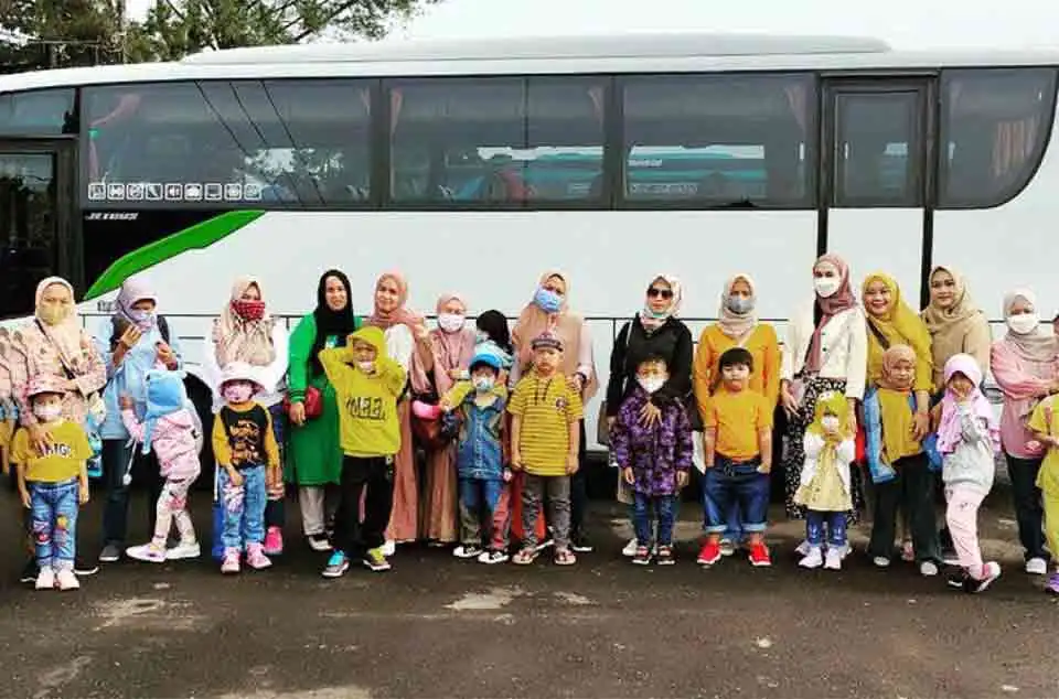 sewa bus medium Bogor Pangandaran terbaik