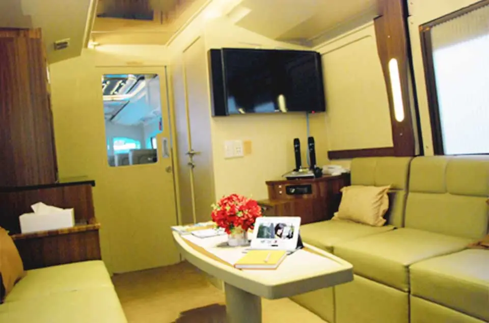 sewa bus mewah Jakarta fasilitas sofa lounge