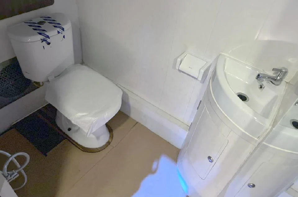 sewa bus pariwisata di Bekasi fasilitas toilet lengkap