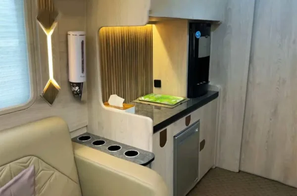 sewa bus pariwisata di Bekasi yang ada fasilitas dispenser dan pantry
