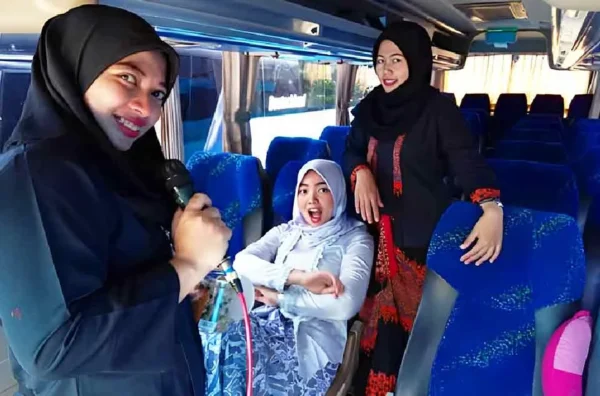 sewa bus pariwisata di Depok fasilitas karaoke lengkap