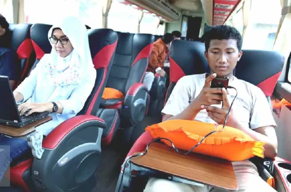 sewa bus pariwisata di Jakarta dengan fasilitas internet stabil