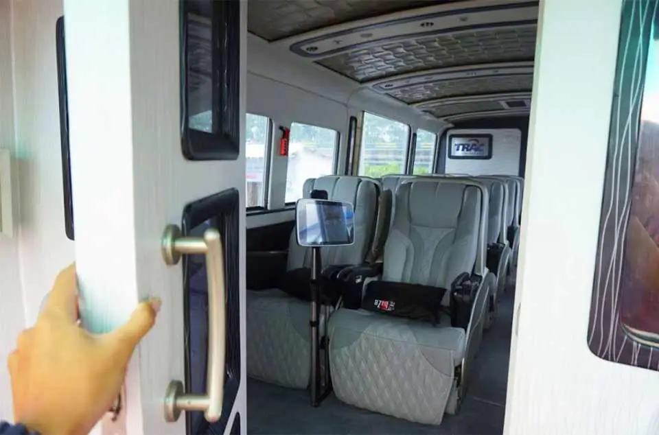 sewa bus pariwisata kedap suara Jakarta