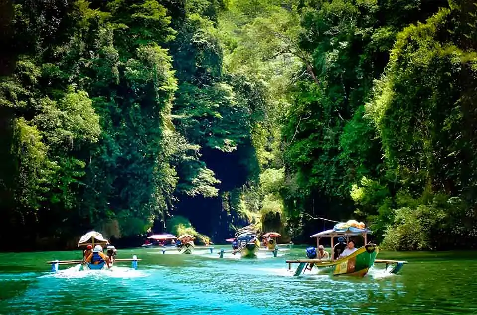 waktu terbaik ke Green Canyon saat airnya hijau