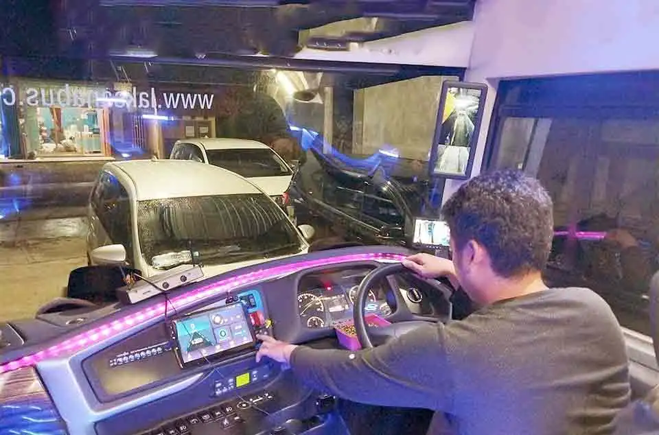 bus mewah Depok fasilitas Smart Driving