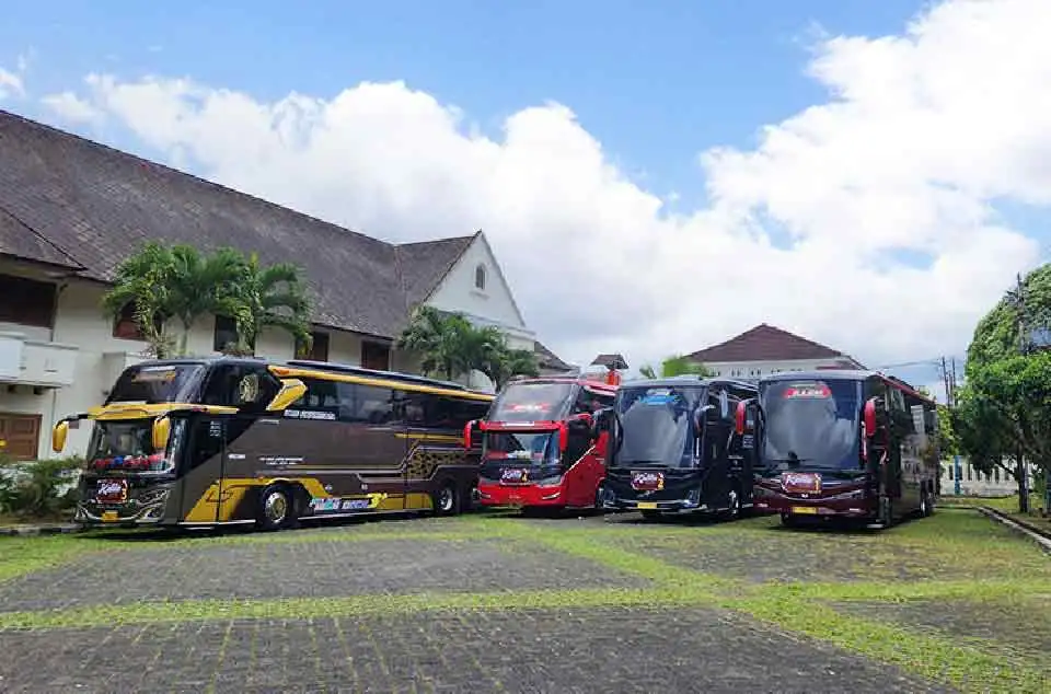 bus pariwisata Depok dengan fitur keselamatan