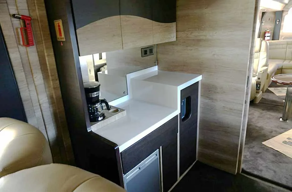 bus pariwisata mewah Bekasi fasilitas pantry