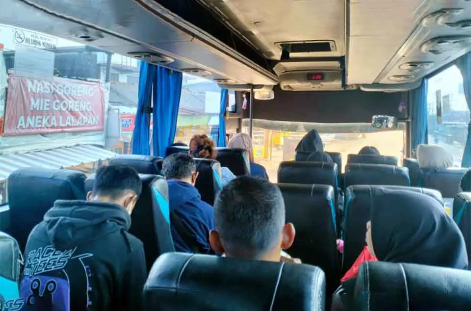 bus pariwisata suspensi udara Jakarta