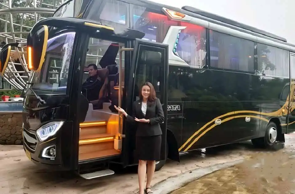layanan pramugara di bus pariwisata mewah