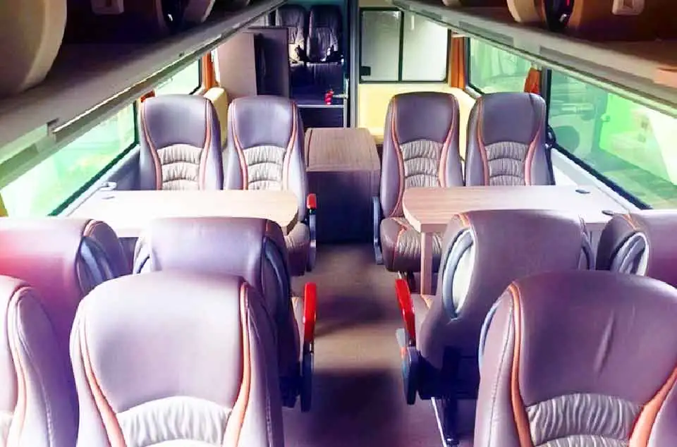 menyewa bus dengan kursi yang bisa di custom