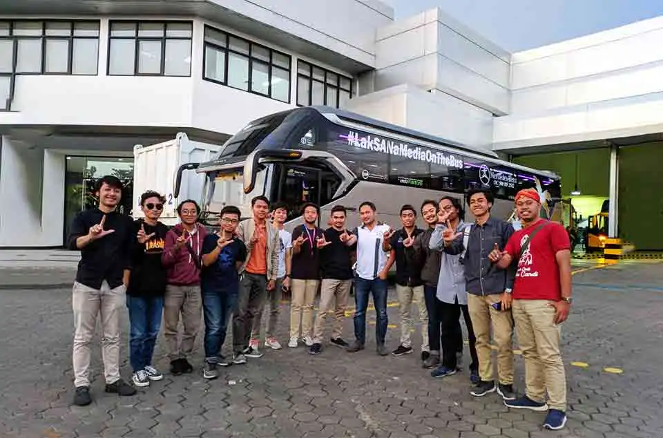 model bus pariwisata SR3 Ultimate Karoseri Laksana