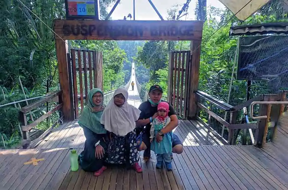 pengalaman menyeberangi jembatan Situ Gunung untuk anak