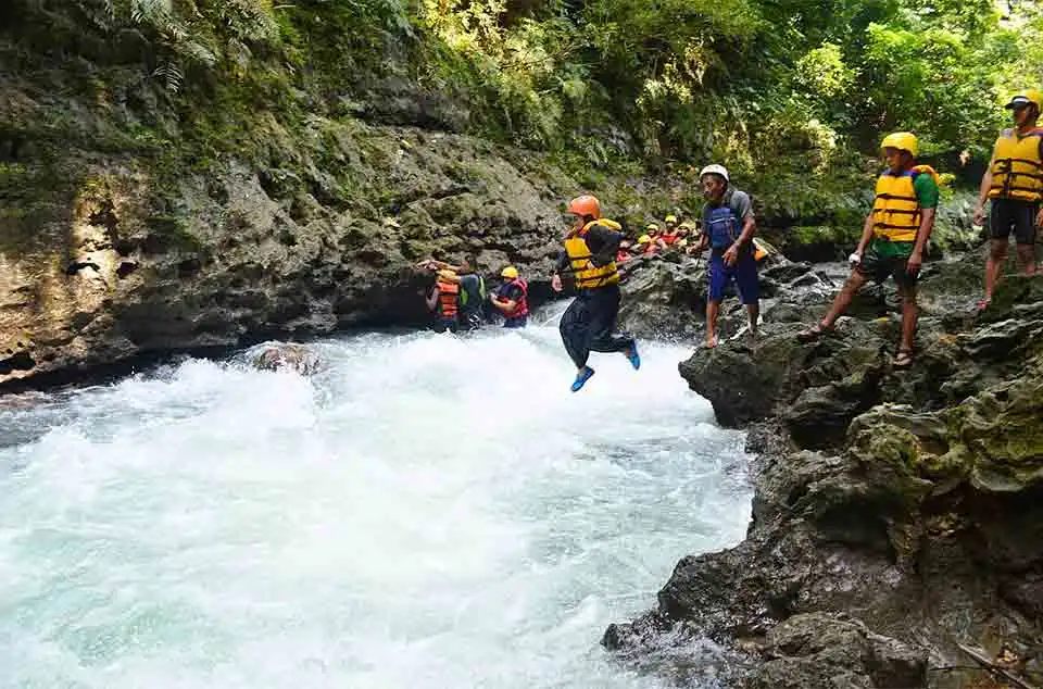 perbedaan full body rafting dan semi body rafting