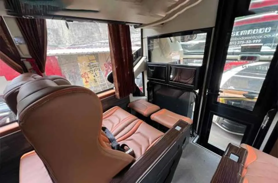 sewa bus executive Depok fasilitas layar personal