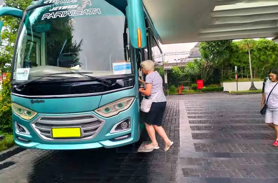 sewa bus medium Depok murah